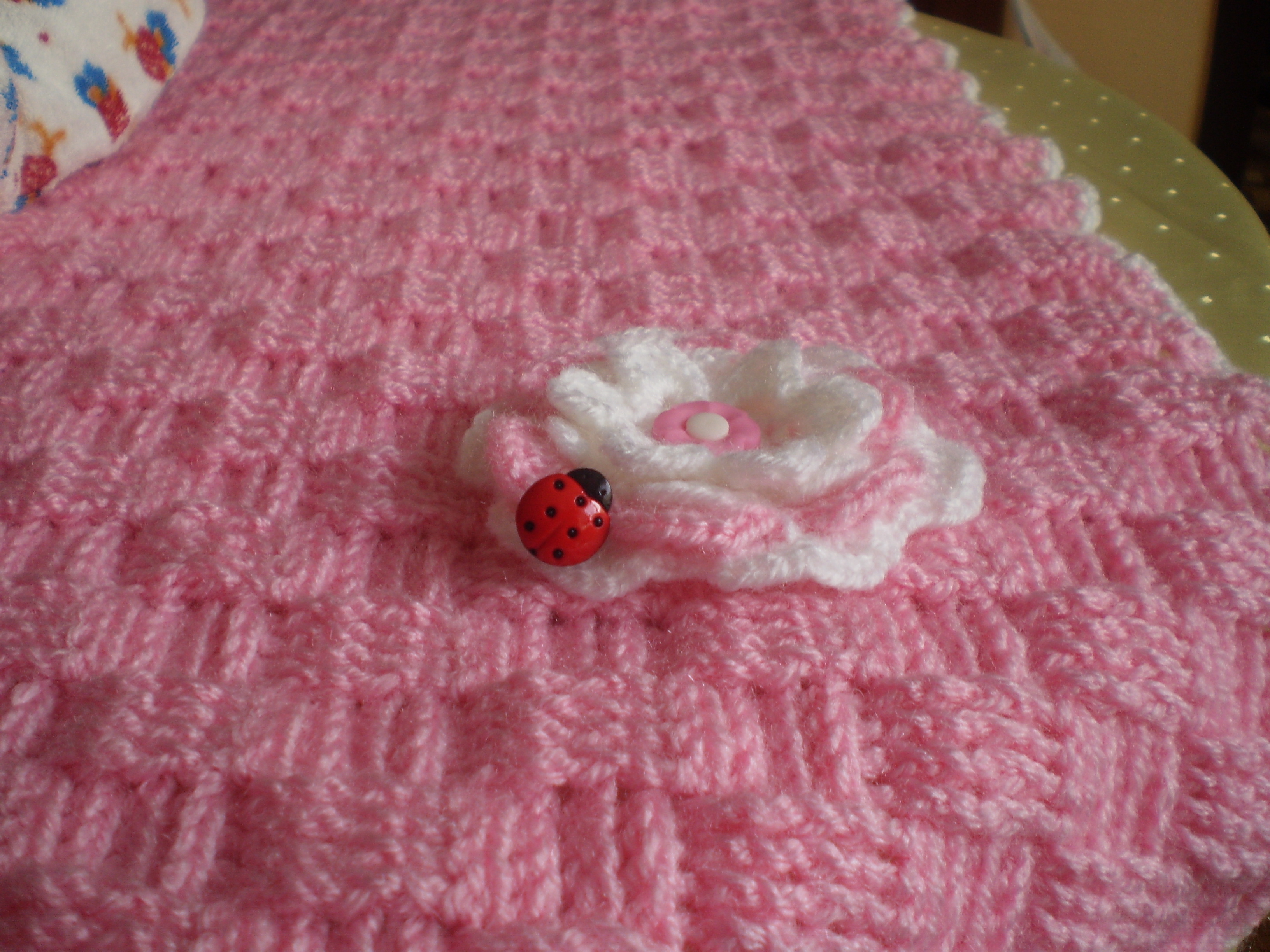 Růžová háčkovaná deka detajl